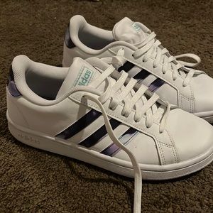 Size 7 hardly worn Adidas sneakers with cloud, foam comfort!